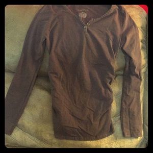 Stretchy maternity shirt